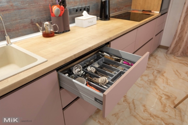 Лоток для посуду в шухляді BLUM