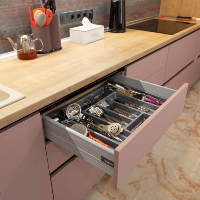 Лоток для посуду в шухляді BLUM