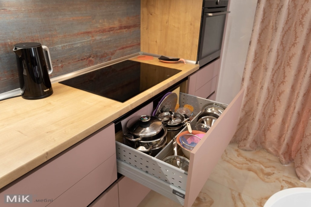 Організація зберігання посуду в ящику