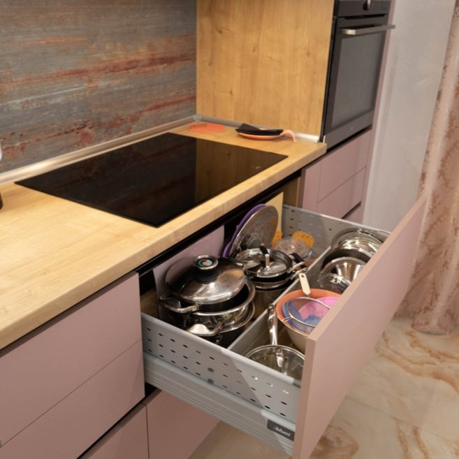 Організація зберігання посуду в ящику