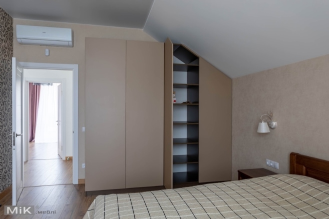 распашной шкаф в мансардном этаже