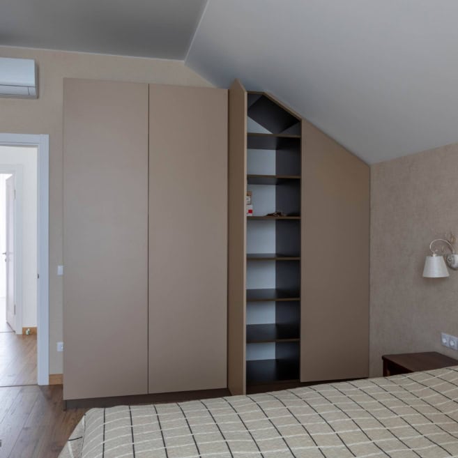 распашной шкаф в мансардном этаже