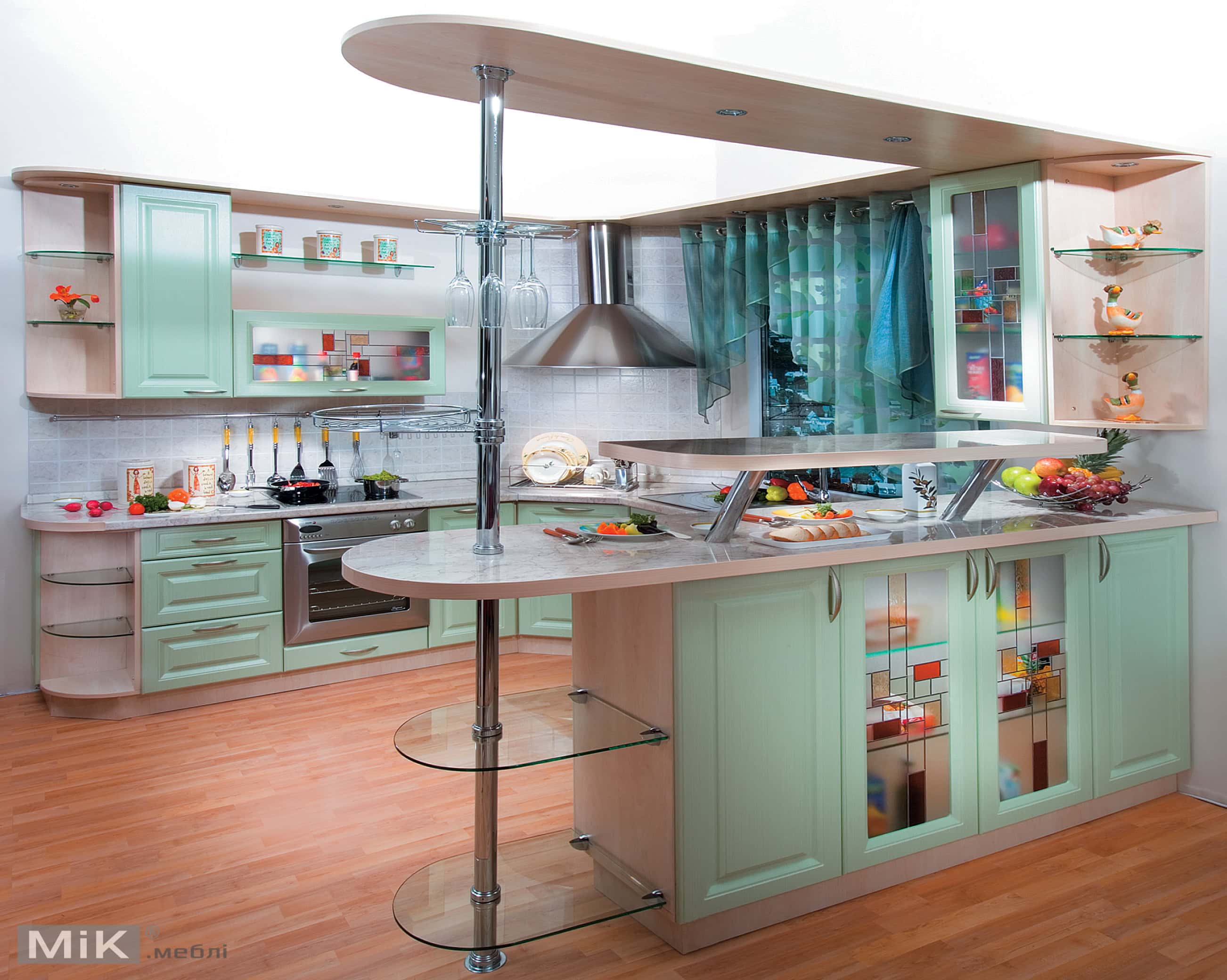 2_Большая светло-зеленая кухня МДФ Уютная кухня в светло-зеленых тонах с барной стойкой и стеклянными полками.