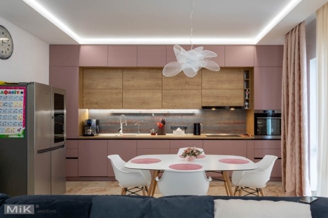 рожева-кухня-під-стелю-в-приватному-будинку