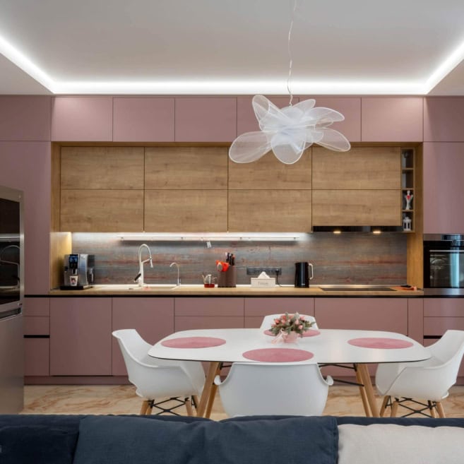 рожева-кухня-під-стелю-в-приватному-будинку
