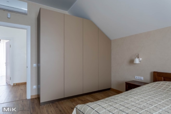 шкаф под заказ в мансардном этаже