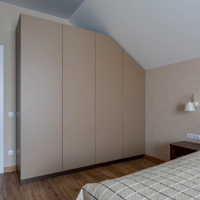 шкаф под заказ в мансардном этаже