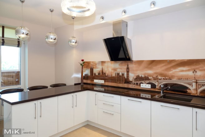 3_Кухня со скинали из закаленного стекла Кухня со скинали из закаленного стекла