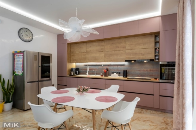 Пряма-рожево-кухня-під-стелю-в-приватному-будинку
