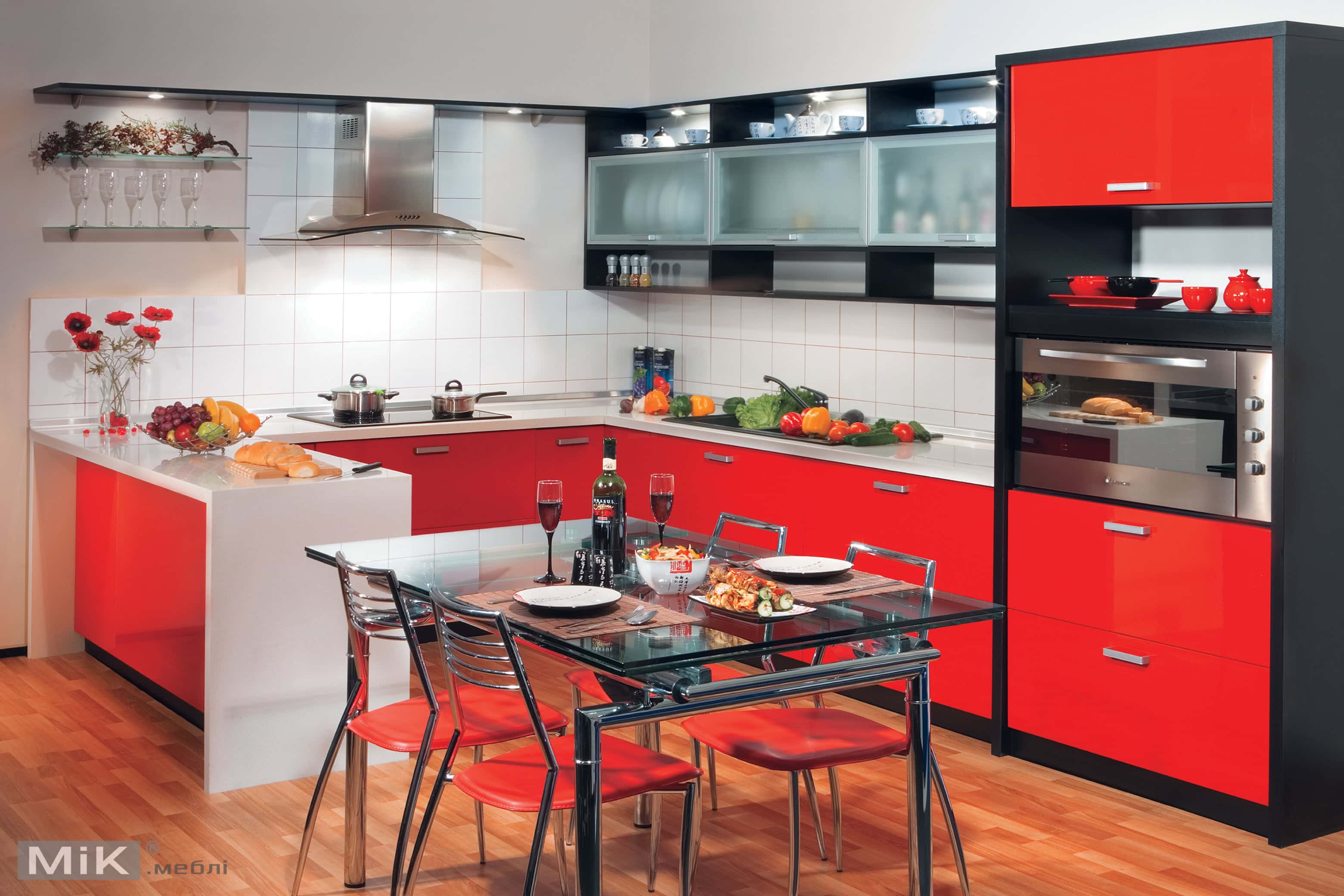 П-подібна червона кухня зі столом