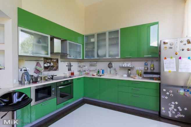 Сучасна кутова кухня 'Зелений Оазис' від 'Мік Меблі' в інтер'єрі
