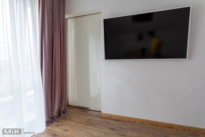 Раздвижная дверь в спальне