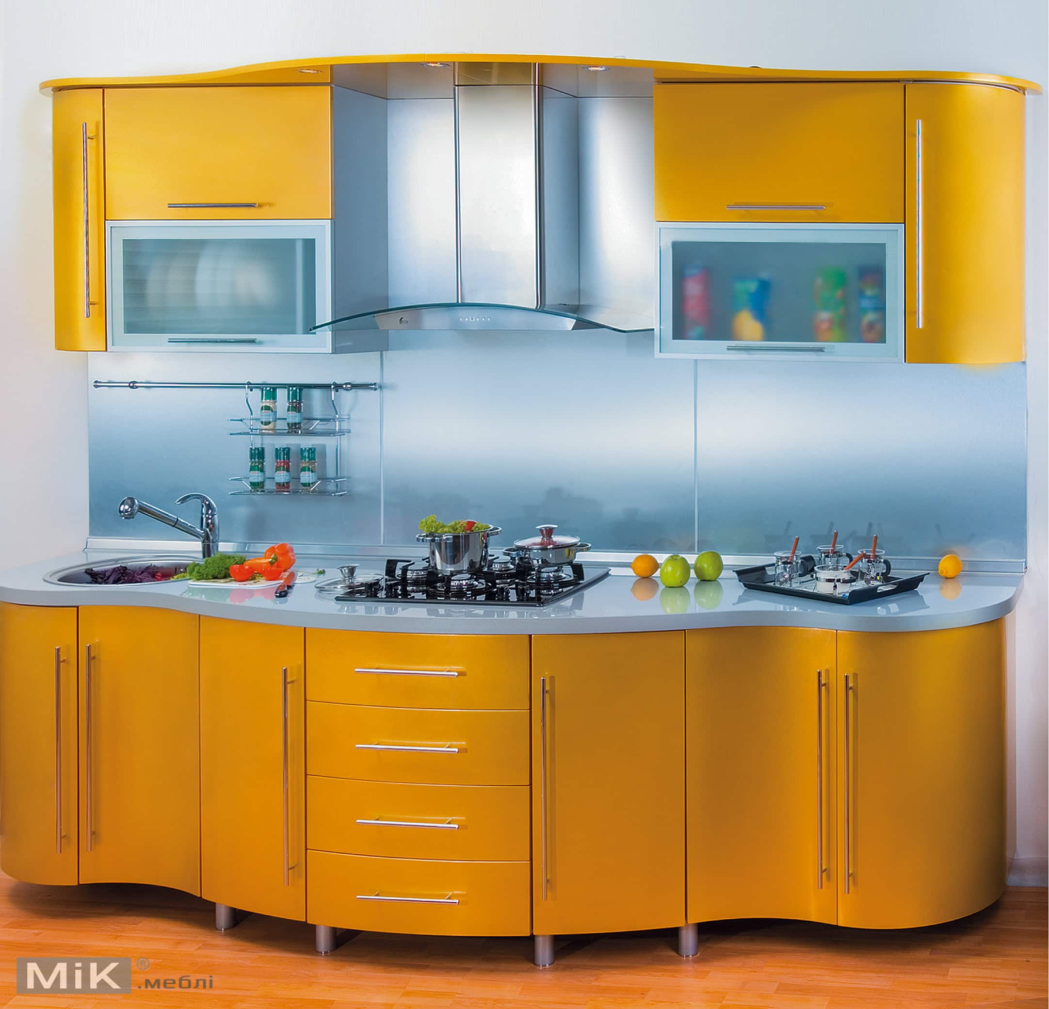 Желтая кухня с гнутыми фасадами МДФ Яркая желтая кухня с глянцевыми фасадами и современным дизайном.