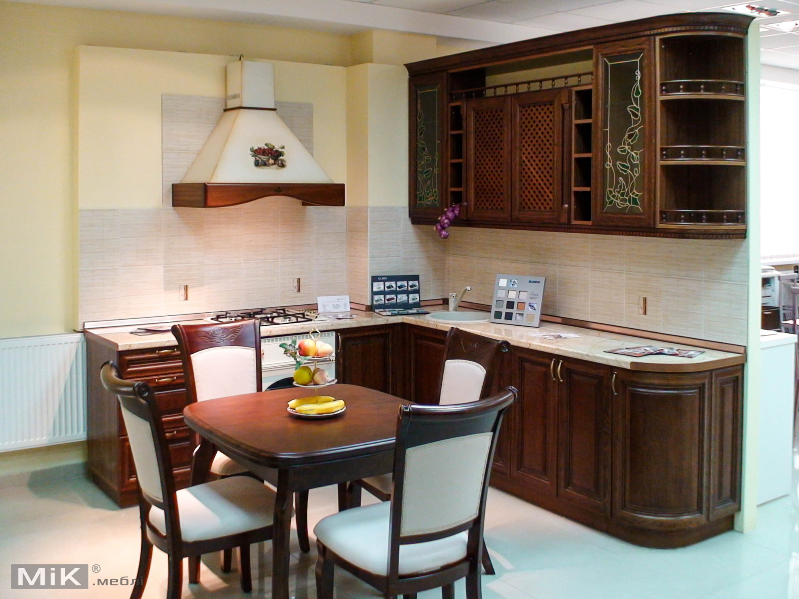 Кухня с фасадом из натурального дерева Роскошная кухня с фасадом из натурального дерева и классическим дизайном.