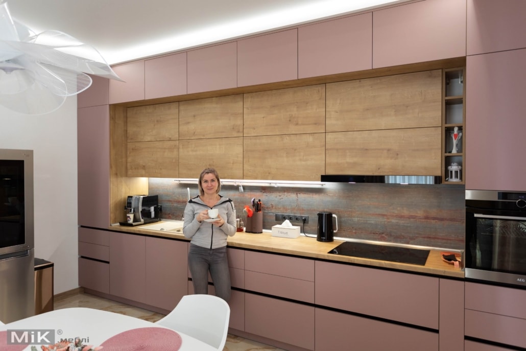 Пряма рожево-рожева-кухня-під-стелю-101