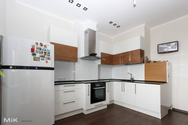 Білий кухонний гарнітур зі шпонованим акцентом Інтер'єр кухні з білими фасадами та дерев'яними елементами від 'Мік Меблі'