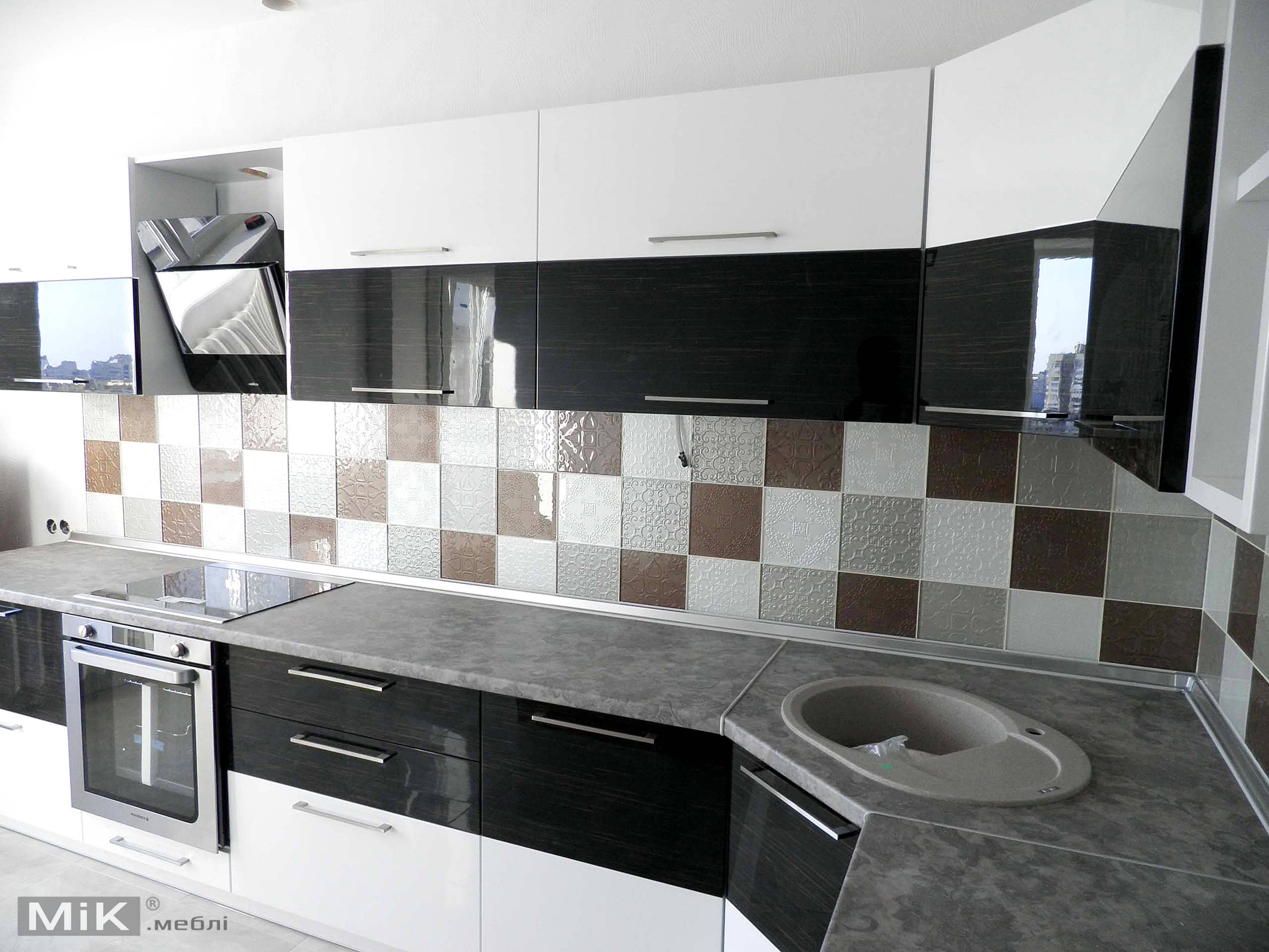Чорно-біла кухня з фасадами МДФ Стильна чорно-біла кухня виготовлена на замовлення майстрами