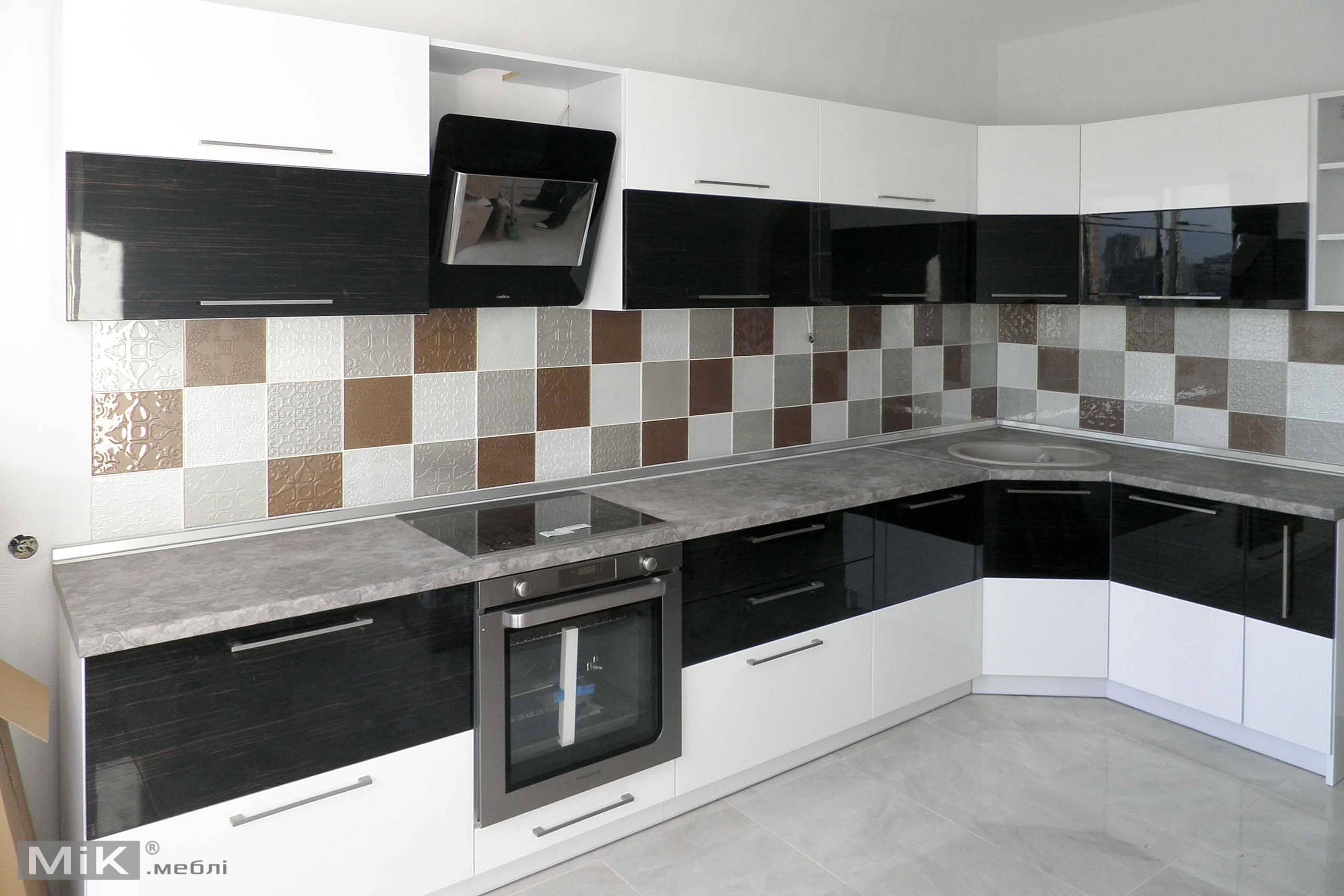 Чорно-біла кухня зі шпонованим МДФ Кухня після встановлення - якість та дизайн від "Мік Меблі"