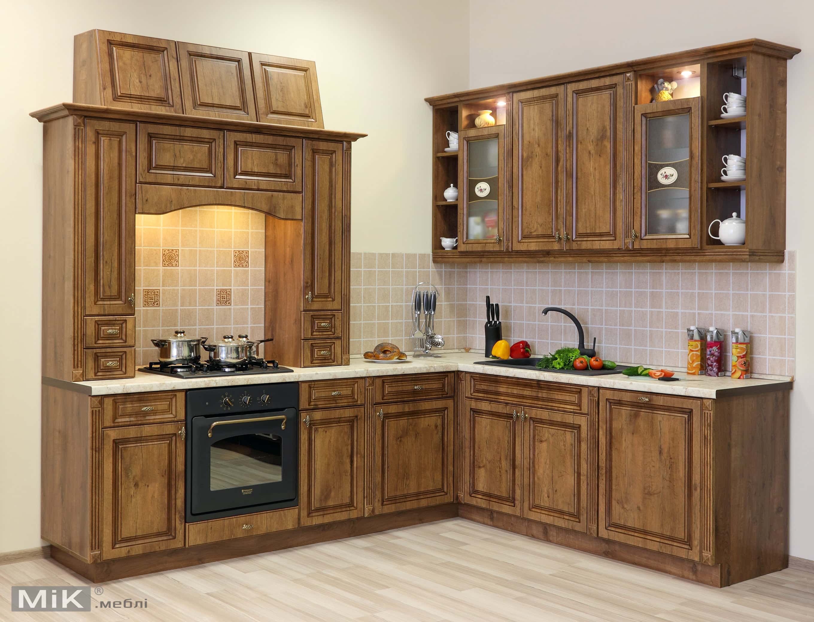Кухня "Латина" от "Мик Мебель" - классика и уют для вашего дома Интерьер классической кухни с деревянными шкафами и стеклянными витринами.