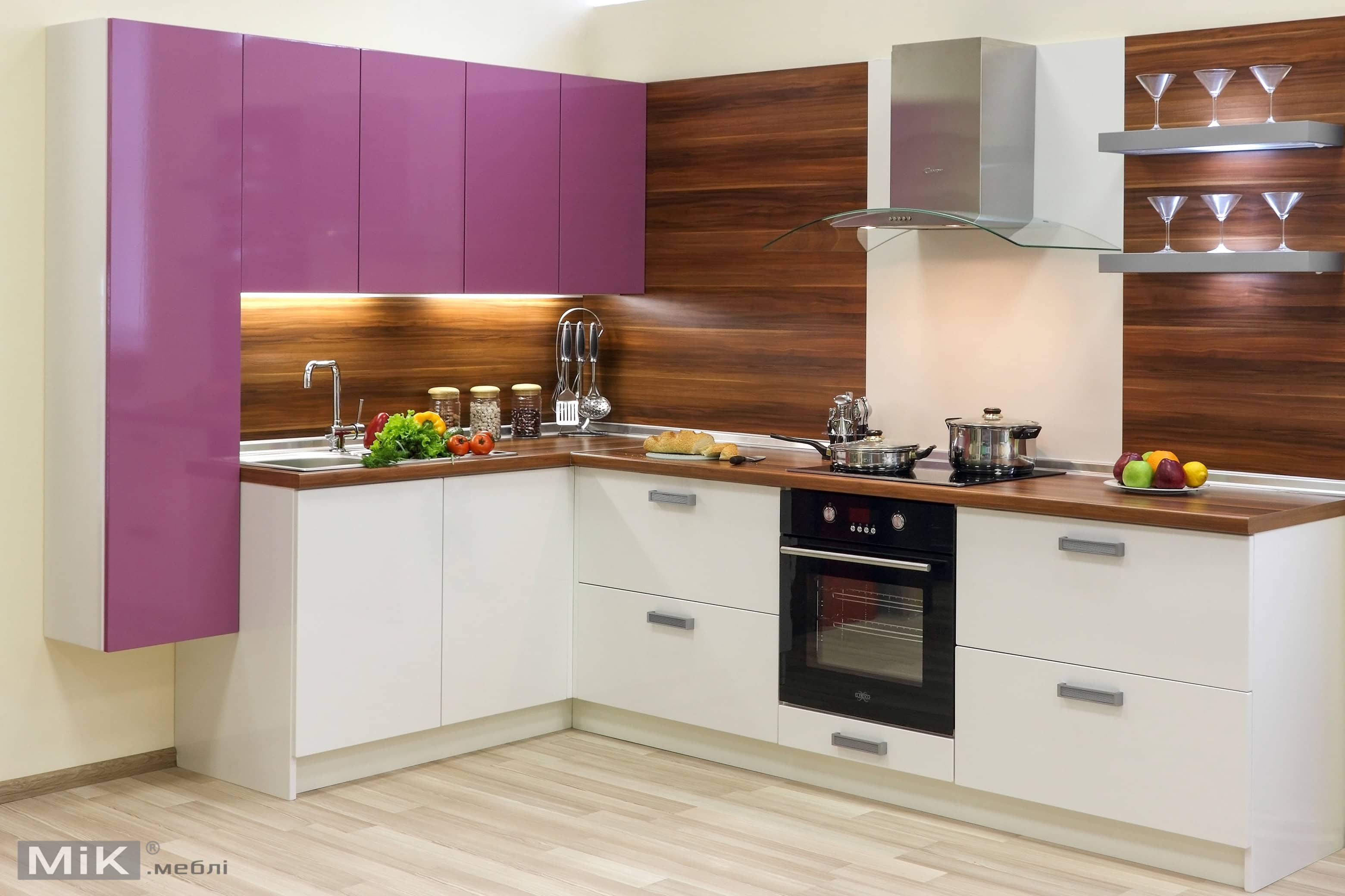 Кухня с фиолетовым акцентом и деревянными элементами Интерьер кухни с комбинацией белых и фиолетовых шкафчиков, деревянными панелями и стеклянными полками.