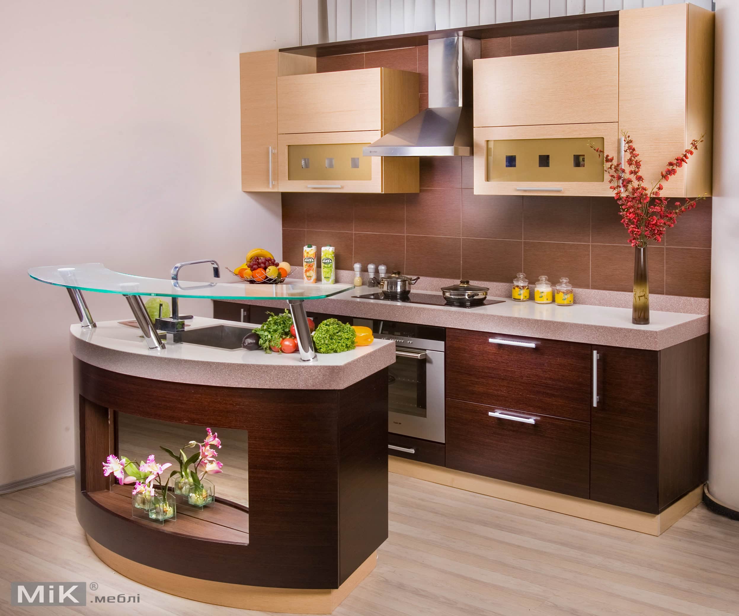 Сучасна кухня з островом і скляною стільницею в салоні "Мік Меблі"