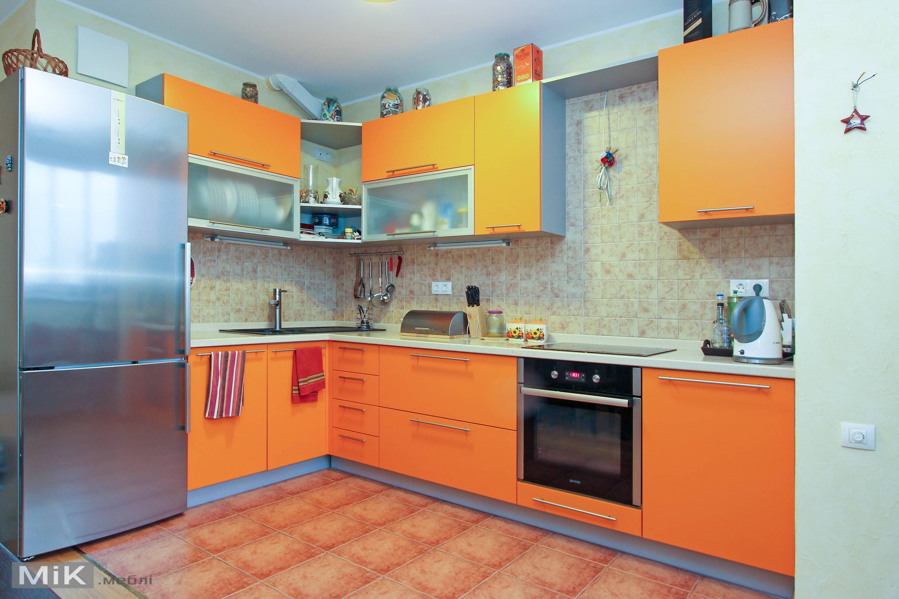 Кутовий кухонний гарнітур з помаранчевими фасадами від 'Мік Меблі'