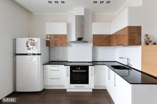 Кухонний гарнітур з білим МДФ та шпонованим акцентом Білий кухонний гарнітур зі шпонованим акцентом від 'Мік Меблі'