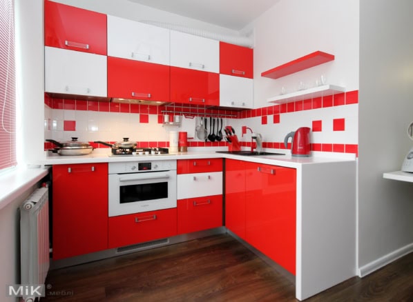 Кухня 'Красный Вулкан' от 'Мик Мебель' с яркими красно-белыми фасадами