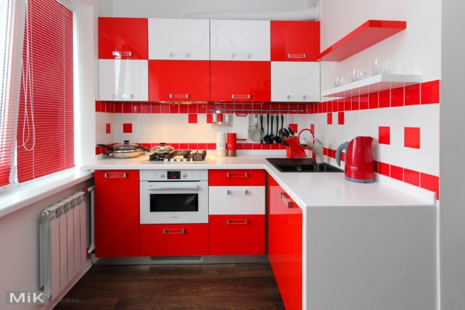 Интерьер маленькой кухни с красным и белым цветом
