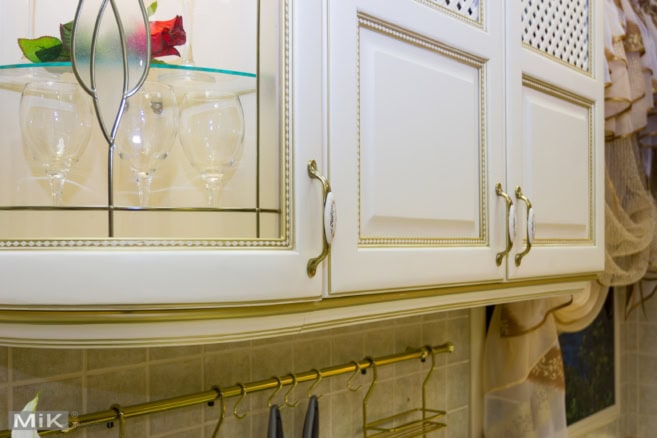 Шкафы кухни с патиной Кухонные шкафы в классическом стиле с освещенными витринами и золотой патиной