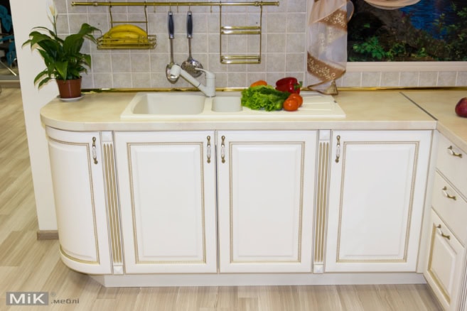 Тумбы кухни белый фасад с патиной Кухонная мебель в классическом стиле с патинированными деревянными фасадами