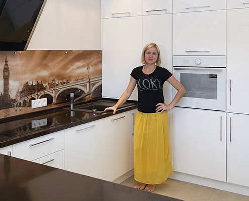 кухня со скинали из стекла