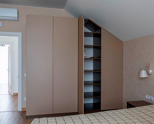 шкаф-в-мансардном-этаже