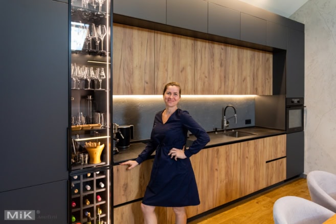 Кухня на замовлення з винним сервантом Кухня з винним сервантом за склом з підсвічуванням ЛЕД
