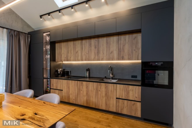 Пряма кухня АГТ під стелю кухня без ручок із фасадами під дерево, шафами до стелі та баром за склом із підсвічуванням