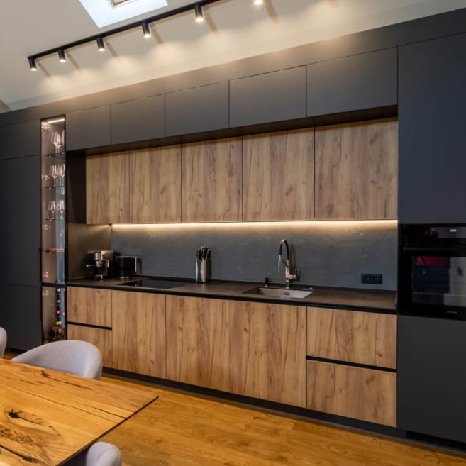 Пряма кухня АГТ під стелю кухня без ручок із фасадами під дерево, шафами до стелі та баром за склом із підсвічуванням