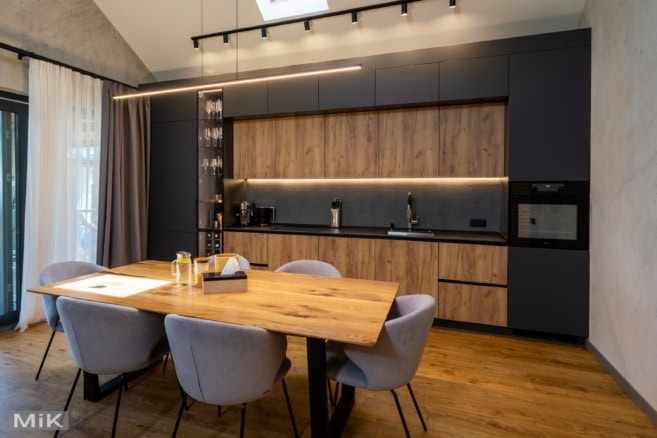 Сучасна кухня під стелю без ручок Сучасна кухня на замовлення під стелю без ручок