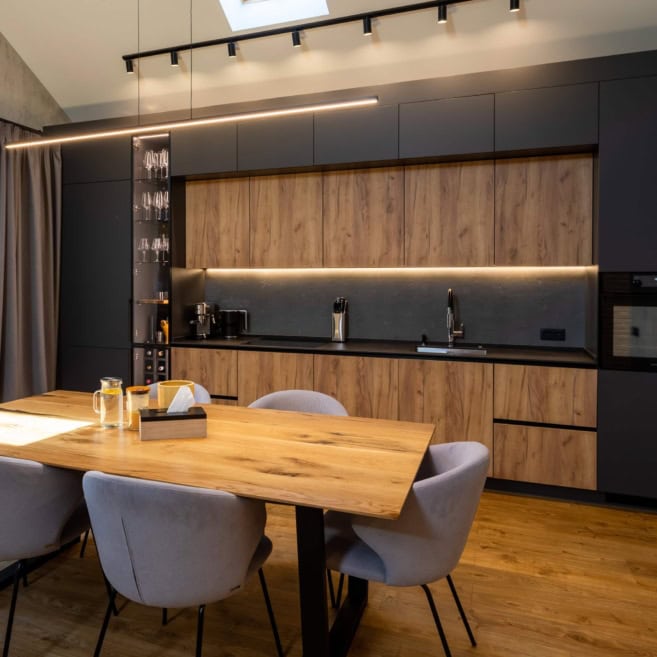 Сучасна кухня під стелю без ручок Сучасна кухня на замовлення під стелю без ручок