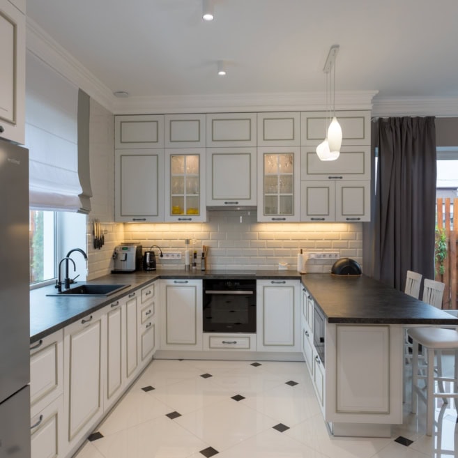 Білий МДФ з патиною золото в класиці Білий МДФ з патиною золото в класиці