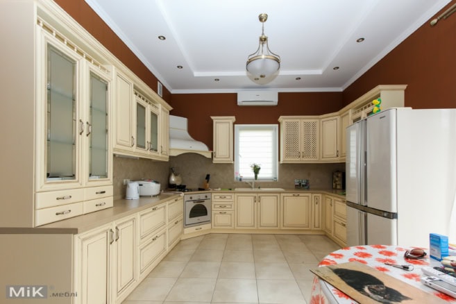 Большая классическая п-образная кухня Большая классическая п-образная кухня с светлыми фасадами из дерева