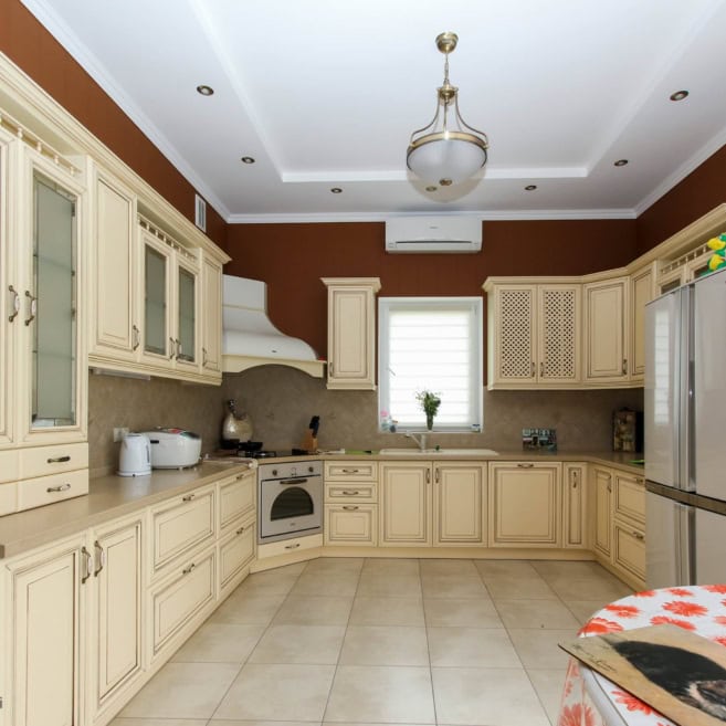 Большая классическая п-образная кухня Большая классическая п-образная кухня