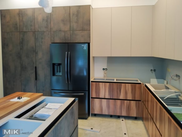 Большая кухня в процессе монтажа