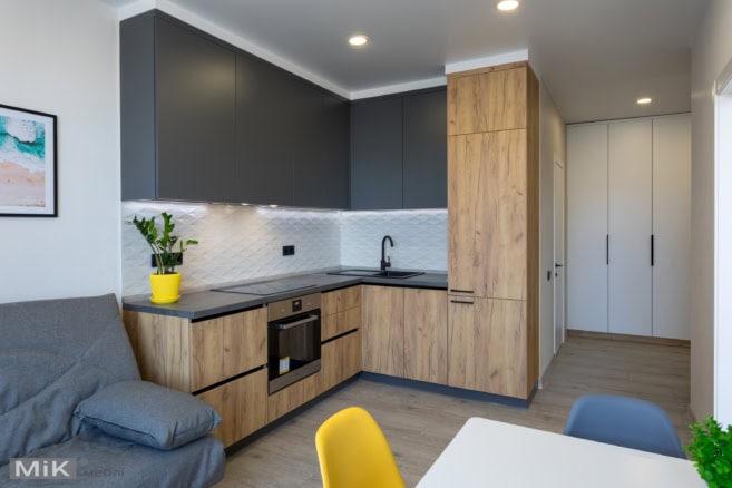 Дизайн кухни на заказ с фасадом графит и дуб