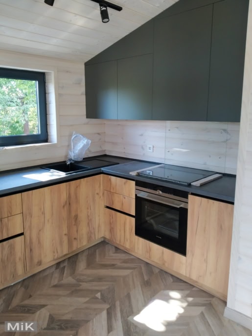 Фото проекту-131 Кухня в готовий дерев'яний будинок зі скошеним дахом