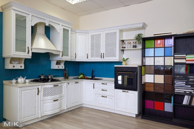 Фото кухни Кухни с фасадом из белого дерева