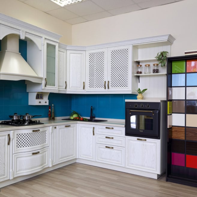 Фото кухни Кухни с фасадом из белого дерева