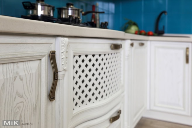 Решетка из белого дерево