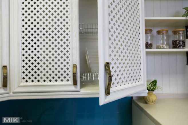 Белая решетка в фасаде