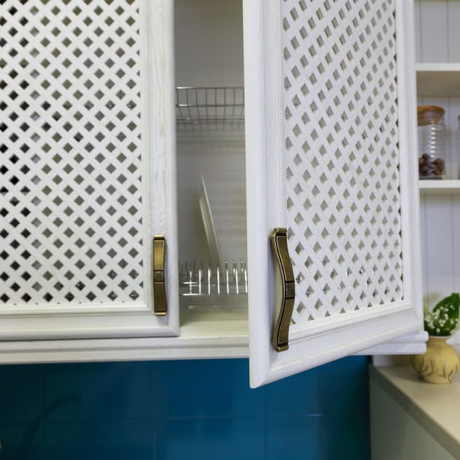 Белая решетка в фасаде