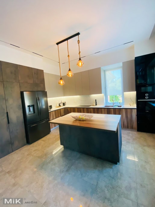 Интерьер кухни с островом в загородном доме